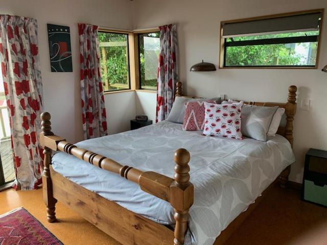 Treetop Hideaway - Taupo Holiday Home المظهر الخارجي الصورة