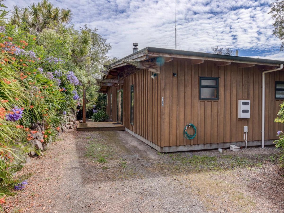 Treetop Hideaway - Taupo Holiday Home المظهر الخارجي الصورة